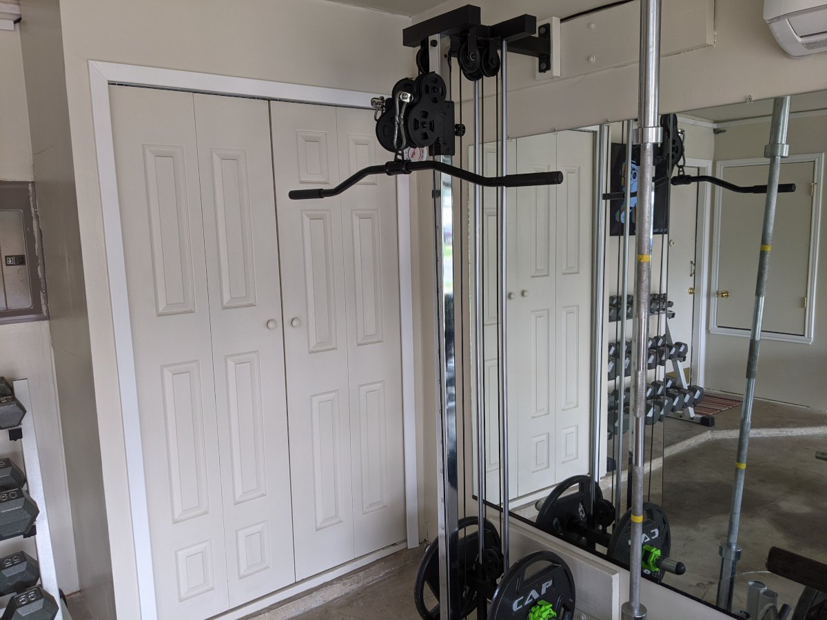 Lat pulldown machine